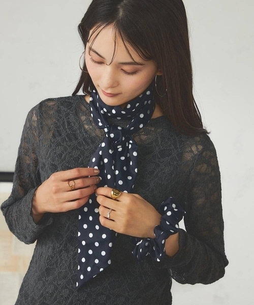 a.v.v（アーヴェヴェ）の「ボウタイスカーフシュシュセット（ストール/ショール・レディース・ネイビー/ブラウン・38）」の7枚目の写真