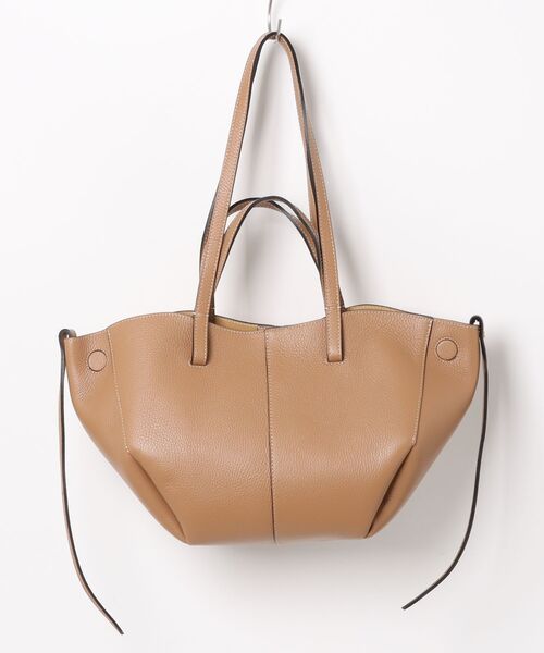 andrea cardone（アンドレアカルドネ）の「【ANDREA CARDONE】センターシームレザーハンドバッグ(Q56392)（ハンドバッグ・レディース・グレイッシュベージュ/ブラック・ALL）」の2枚目の写真