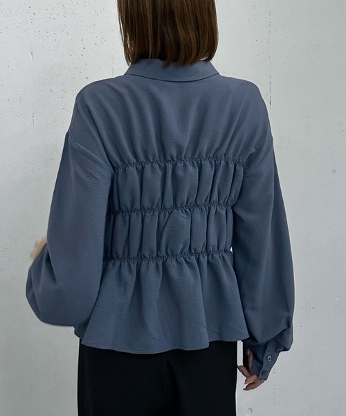 archives(アルシーヴ)の「シャーリングペプラムシャツ(シャツ/ブラウス・レディース・ブルー/アイボリー/ブラック・MEDIUM)」の9枚目の写真