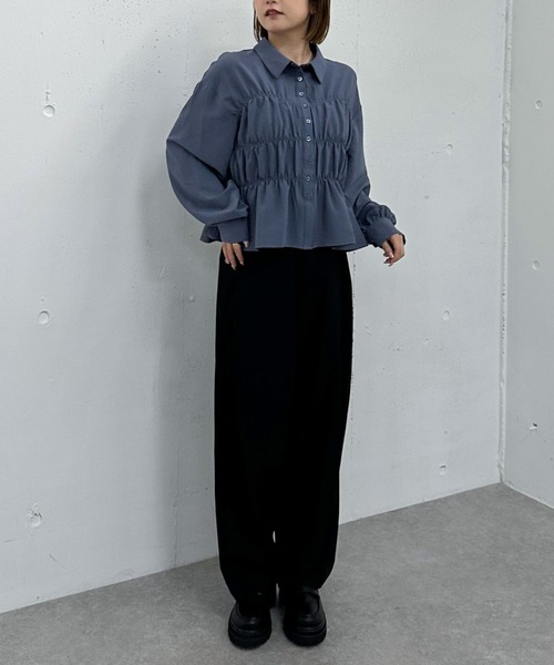 archives(アルシーヴ)の「シャーリングペプラムシャツ(シャツ/ブラウス・レディース・ブルー/アイボリー/ブラック・MEDIUM)」の7枚目の写真