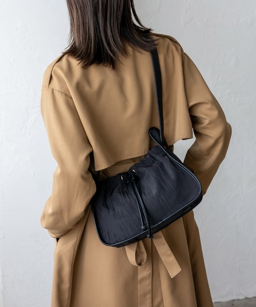 VitaFelice（ヴィータフェリーチェ）の「プリーツ巾着MINIバッグ ワンハンドルバッグ 軽量バッグ（ショルダーバッグ・レディース・ブラック/ライム・FREE）」の2枚目の写真