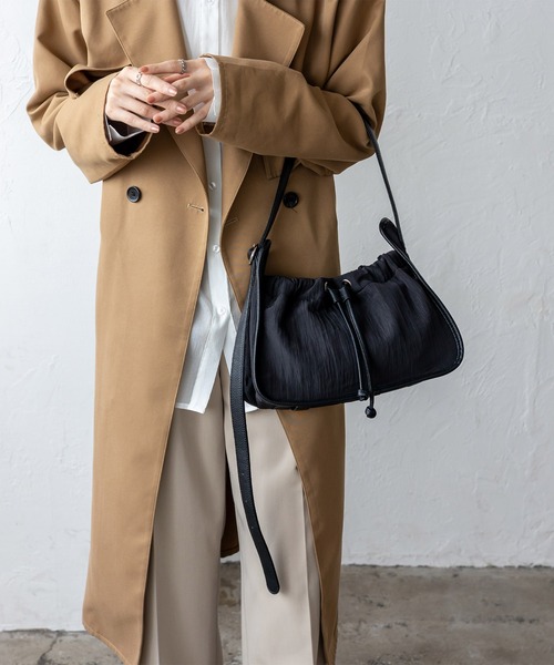 VitaFelice（ヴィータフェリーチェ）の「プリーツ巾着MINIバッグ ワンハンドルバッグ 軽量バッグ（ショルダーバッグ・レディース・ブラック/ライム・FREE）」の17枚目の写真