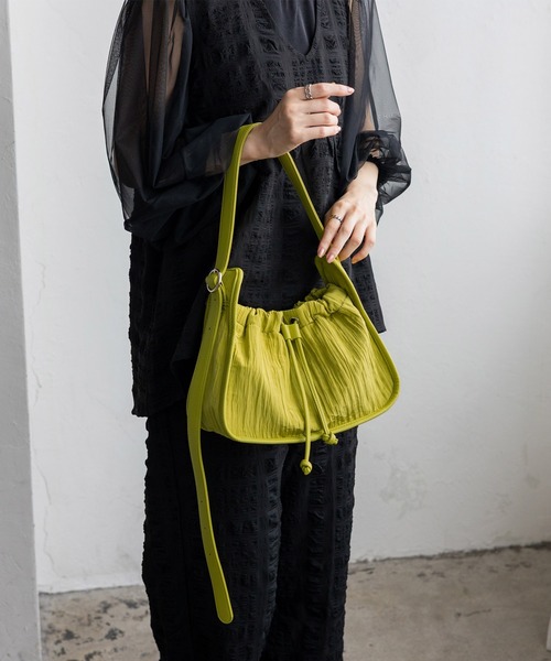VitaFelice（ヴィータフェリーチェ）の「プリーツ巾着MINIバッグ ワンハンドルバッグ 軽量バッグ（ショルダーバッグ・レディース・ブラック/ライム・FREE）」の3枚目の写真