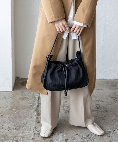 VitaFelice（ヴィータフェリーチェ）の「プリーツ巾着MINIバッグ ワンハンドルバッグ 軽量バッグ（ショルダーバッグ・レディース・ブラック/ライム・FREE）」の11枚目の写真