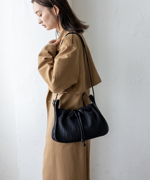 VitaFelice（ヴィータフェリーチェ）の「プリーツ巾着MINIバッグ ワンハンドルバッグ 軽量バッグ（ショルダーバッグ・レディース・ブラック/ライム・FREE）」の13枚目の写真