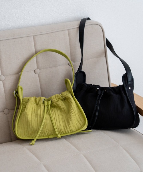 VitaFelice（ヴィータフェリーチェ）の「プリーツ巾着MINIバッグ ワンハンドルバッグ 軽量バッグ（ショルダーバッグ・レディース・ブラック/ライム・FREE）」の16枚目の写真