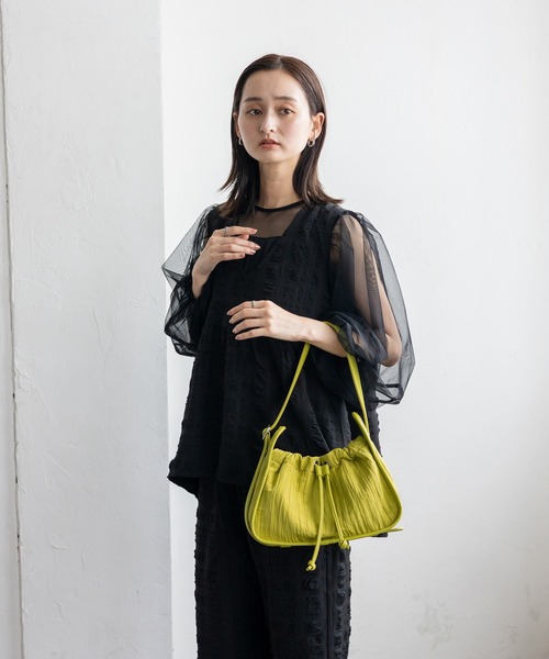 VitaFelice（ヴィータフェリーチェ）の「プリーツ巾着MINIバッグ ワンハンドルバッグ 軽量バッグ（ショルダーバッグ・レディース・ブラック/ライム・FREE）」の7枚目の写真