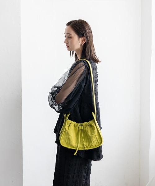 VitaFelice（ヴィータフェリーチェ）の「プリーツ巾着MINIバッグ ワンハンドルバッグ 軽量バッグ（ショルダーバッグ・レディース・ブラック/ライム・FREE）」の4枚目の写真