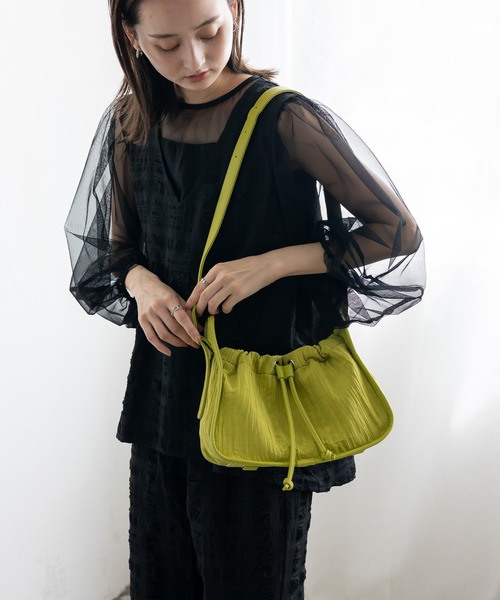 VitaFelice（ヴィータフェリーチェ）の「プリーツ巾着MINIバッグ ワンハンドルバッグ 軽量バッグ（ショルダーバッグ・レディース・ブラック/ライム・FREE）」の5枚目の写真