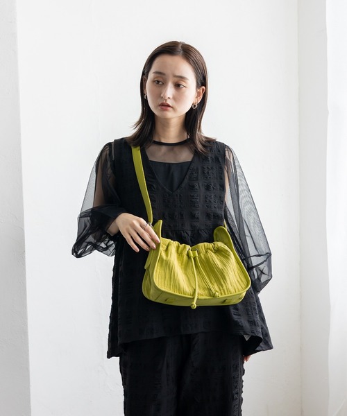 VitaFelice（ヴィータフェリーチェ）の「プリーツ巾着MINIバッグ ワンハンドルバッグ 軽量バッグ（ショルダーバッグ・レディース・ブラック/ライム・FREE）」の6枚目の写真