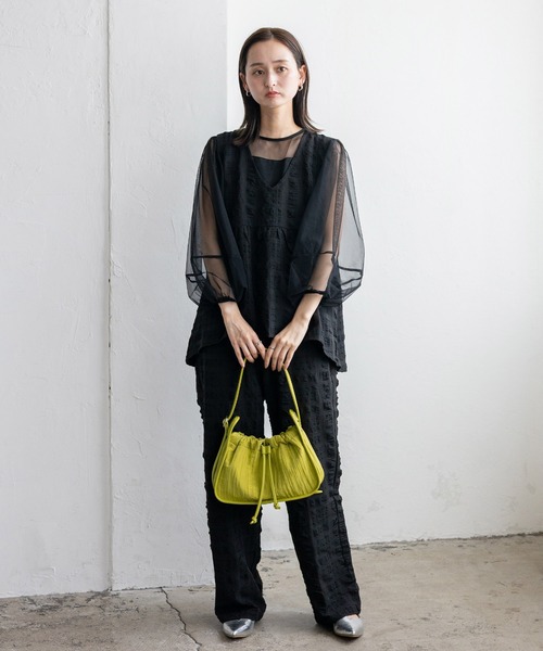 VitaFelice（ヴィータフェリーチェ）の「プリーツ巾着MINIバッグ ワンハンドルバッグ 軽量バッグ（ショルダーバッグ・レディース・ブラック/ライム・FREE）」の8枚目の写真