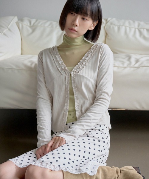 UNE MANSION（ユヌマンション）の「【羽織り・冷房・日除け対策に！】【UNE ORIGINAL】フロントフリルリブカーディガン（カーディガン/ボレロ・レディース・チャコールグレー/ブラック/ベージュ・MEDIUM/SMALL）」の3枚目の写真