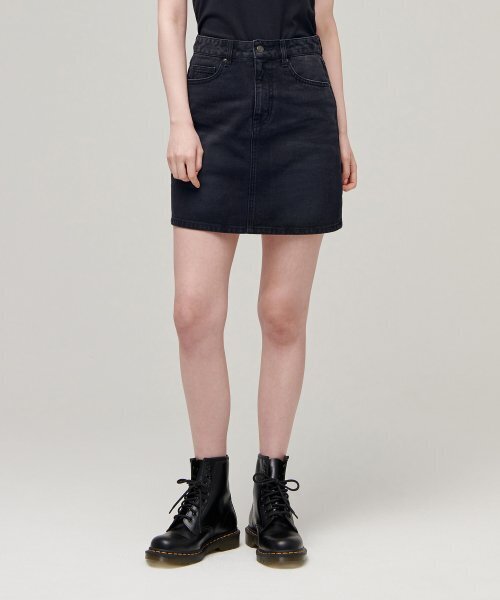 MUSINSA STANDARD WOMAN(ムシンサスタンダードウーマン)の「レディースデニムミニスカート【ウォッシュドブラック】(スカート・レディース・その他・SMALL/MEDIUM/LARGE/X-SMALL)」の1枚目の写真