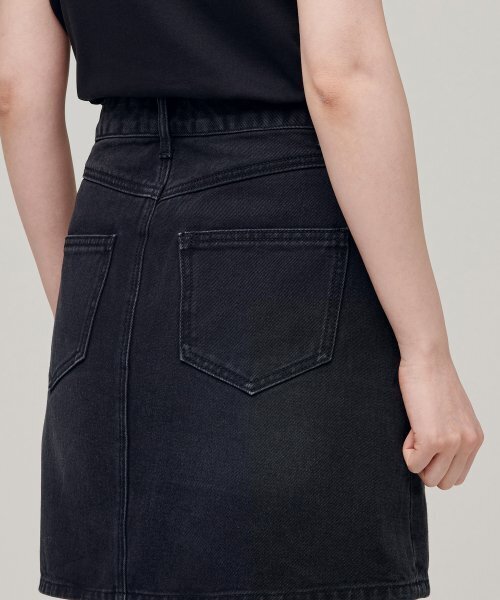 MUSINSA STANDARD WOMAN(ムシンサスタンダードウーマン)の「レディースデニムミニスカート【ウォッシュドブラック】(スカート・レディース・その他・SMALL/MEDIUM/LARGE/X-SMALL)」の5枚目の写真