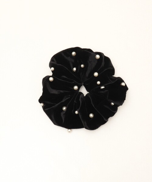 NOLLEY’S（ノーリーズ）の「パールベロアシュシュ（シュシュ・レディース・ブラック/ベージュ・FREE）」の2枚目の写真