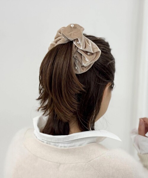 NOLLEY’S（ノーリーズ）の「パールベロアシュシュ（シュシュ・レディース・ブラック/ベージュ・FREE）」の3枚目の写真