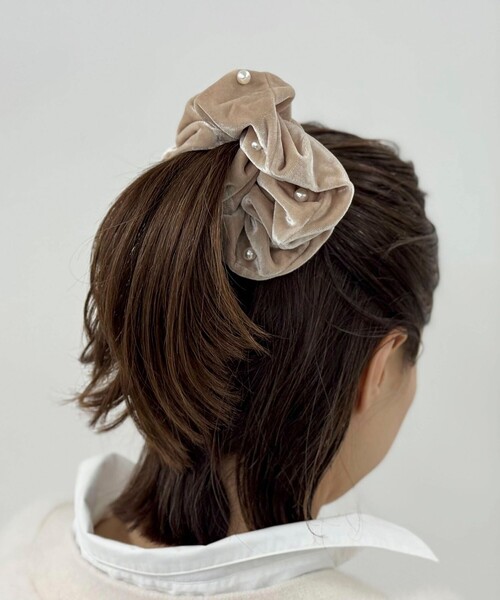 NOLLEY’S（ノーリーズ）の「パールベロアシュシュ（シュシュ・レディース・ブラック/ベージュ・FREE）」の4枚目の写真