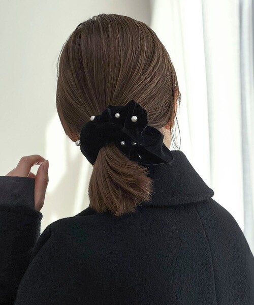 NOLLEY’S（ノーリーズ）の「パールベロアシュシュ（シュシュ・レディース・ブラック/ベージュ・FREE）」の5枚目の写真