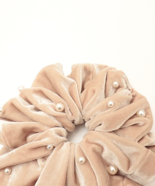 NOLLEY’S（ノーリーズ）の「パールベロアシュシュ（シュシュ・レディース・ブラック/ベージュ・FREE）」の7枚目の写真