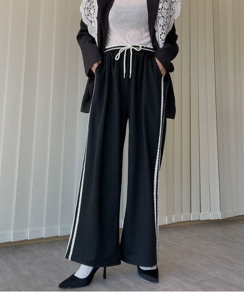 AMAIL(アマイル)の「Line Sweat Pants(スウェットパンツ・レディース・ブラック/ネイビー・FREE)」の2枚目の写真