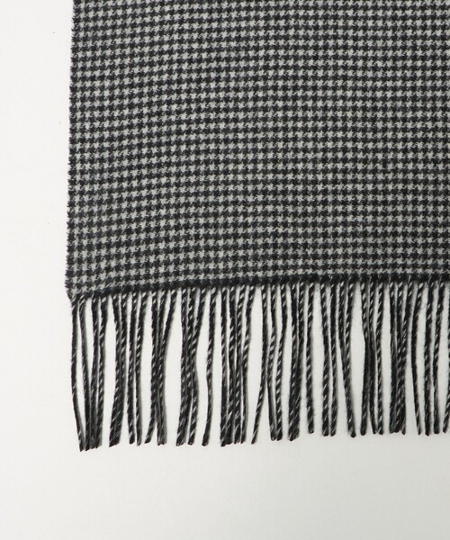 UNITED ARROWS（ユナイテッドアローズ）の「カシミヤ リバーシブル ハウンドトゥース マフラー（マフラー・メンズ・ブラック/ネイビー・FREE）」の3枚目の写真
