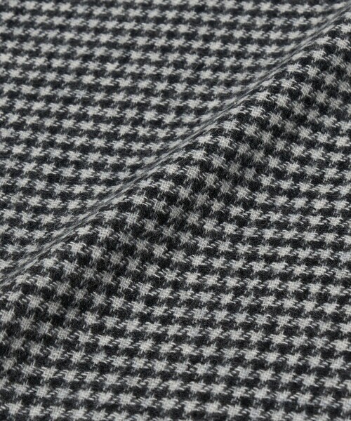 UNITED ARROWS（ユナイテッドアローズ）の「カシミヤ リバーシブル ハウンドトゥース マフラー（マフラー・メンズ・ブラック/ネイビー・FREE）」の5枚目の写真