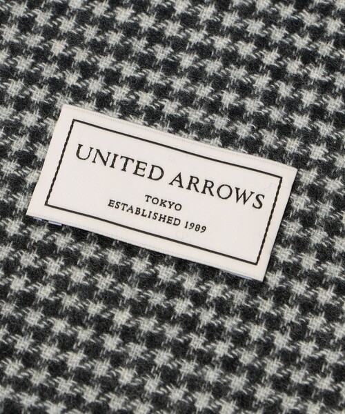 UNITED ARROWS（ユナイテッドアローズ）の「カシミヤ リバーシブル ハウンドトゥース マフラー（マフラー・メンズ・ブラック/ネイビー・FREE）」の6枚目の写真