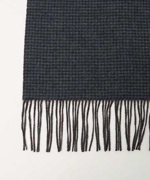 UNITED ARROWS（ユナイテッドアローズ）の「カシミヤ リバーシブル ハウンドトゥース マフラー（マフラー・メンズ・ブラック/ネイビー・FREE）」の8枚目の写真