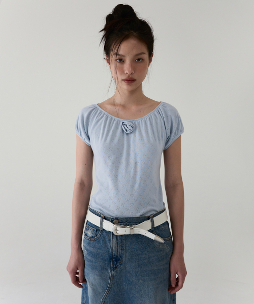 AOPT（アオプト）の「TWO-WAY ROSE SHIRRING TOP - SKY BLUE（Tシャツ/カットソー・レディース・その他・SMALL/MEDIUM）」の2枚目の写真