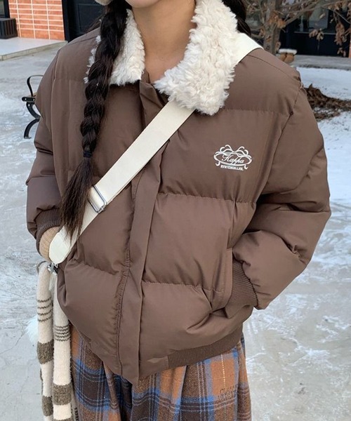 HALEY PESCA(ヘーリーペスカ)の「HALEY PESCA/襟元ボア バイカラー中綿ジャケット(ダウンジャケット/コート・レディース・ネイビー/ブラウン・SMALL/MEDIUM)」の1枚目の写真