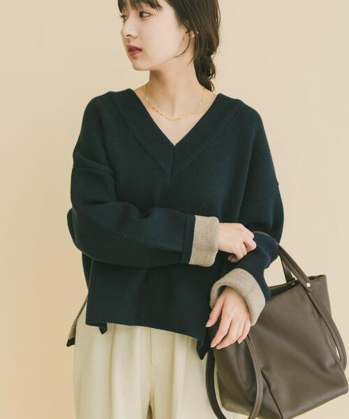 ITEMS URBANRESEARCH（アイテムズ アーバンリサーチ）の「ダブルフェイスVネックニット（ニット/セーター・レディース・グレー/アイボリー/グリーン系その他/ネイビー・FREE）」の4枚目の写真