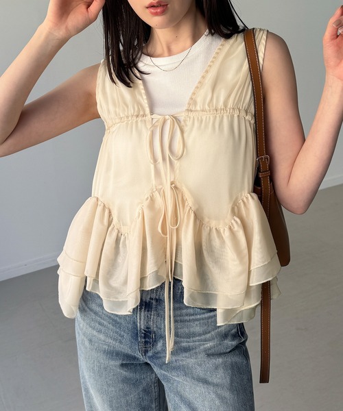 junoah（ジュノア）の「シアーギャザーリボンペプラムベスト（ベスト・レディース・ホワイト/ブラック/クリーム・LARGE/MEDIUM/SMALL）」の3枚目の写真