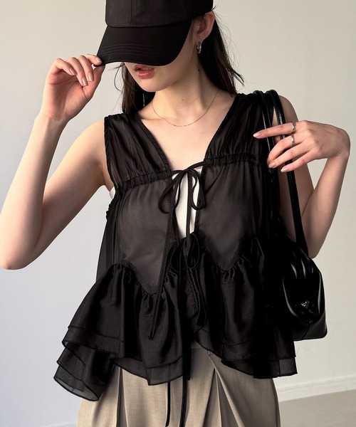 junoah（ジュノア）の「シアーギャザーリボンペプラムベスト（ベスト・レディース・ホワイト/ブラック/クリーム・LARGE/MEDIUM/SMALL）」の4枚目の写真