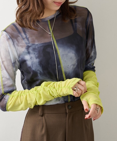 MAISON BREEZE reveur(メゾンブリーズレヴール)の「【MAISON BREEZE reveur】袖口配色プリントチュールシアートップス trc(Tシャツ/カットソー・レディース・ブラウン/モカ/ブラック・FREE)」の1枚目の写真