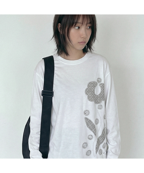 GRAVER（グレーバー）の「[ユニセックス]レースフラワーロングスリーブTシャツ_3カラー（Tシャツ/カットソー・レディース・ホワイト/チャコールグレー/ブラック・MEDIUM/LARGE）」の2枚目の写真
