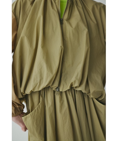 HeRIN.CYE（ヘリンドットサイ）の「Balloon hem nylon blouson　　バルーンヘムナイロンブルゾン（ブルゾン・レディース・カーキ/ブラック/ライトグレー・FREE）」の22枚目の写真