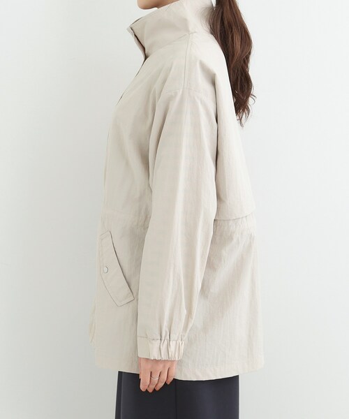 SHOO・LA・RUE（シューラルー）の「【防花粉/S-LL】女性らしさあふれる 軽やかスタンドブルゾン（ブルゾン・レディース・ベージュ/ネイビー/オフホワイト・01/02/03/04）」の17枚目の写真