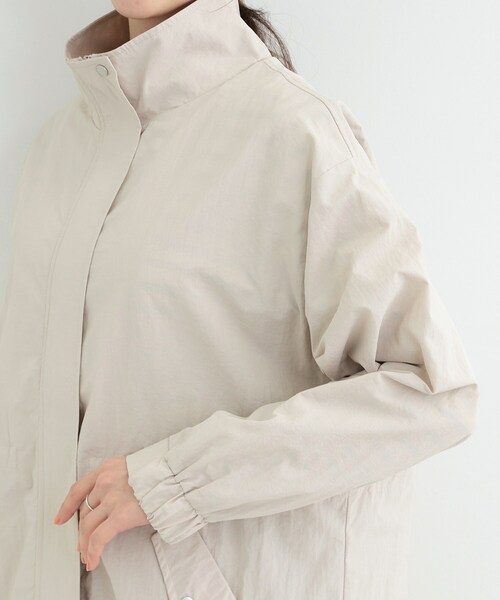 SHOO・LA・RUE（シューラルー）の「【防花粉/S-LL】女性らしさあふれる 軽やかスタンドブルゾン（ブルゾン・レディース・ベージュ/ネイビー/オフホワイト・01/02/03/04）」の20枚目の写真