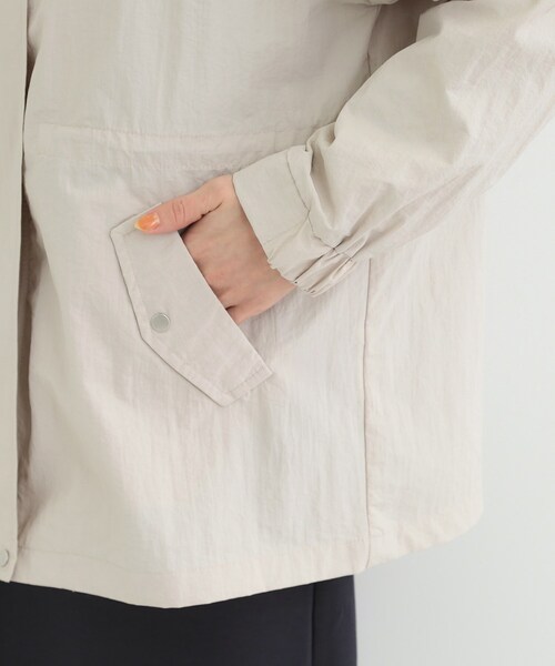 SHOO・LA・RUE（シューラルー）の「【防花粉/S-LL】女性らしさあふれる 軽やかスタンドブルゾン（ブルゾン・レディース・ベージュ/ネイビー/オフホワイト・01/02/03/04）」の21枚目の写真