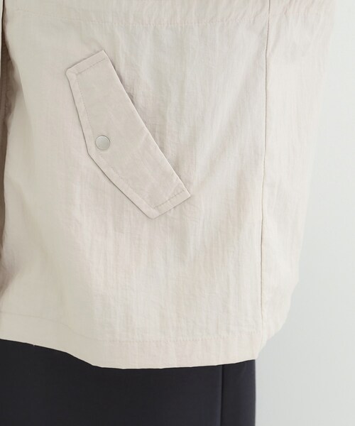 SHOO・LA・RUE（シューラルー）の「【防花粉/S-LL】女性らしさあふれる 軽やかスタンドブルゾン（ブルゾン・レディース・ベージュ/ネイビー/オフホワイト・01/02/03/04）」の22枚目の写真