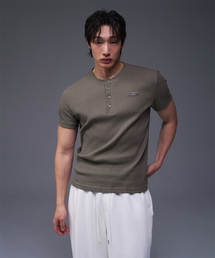 BORN TO WIN（ボーントゥウィン）の「B PENDANT HENRY NECK MUSCLE FIT T-SHIRTS [KHAKI]（Tシャツ/カットソー）」