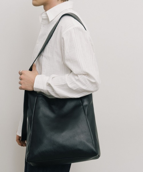 LURAKU（ルラク）の「【LURAKU】Synthetic Leather Big Shoulder Bag / シンセティックレザービッグショルダーバッグ（ショルダーバッグ・メンズ・ブラック・FREE）」の2枚目の写真