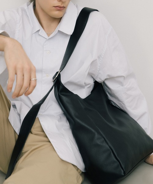 LURAKU（ルラク）の「【LURAKU】Synthetic Leather Big Shoulder Bag / シンセティックレザービッグショルダーバッグ（ショルダーバッグ・メンズ・ブラック・FREE）」の3枚目の写真