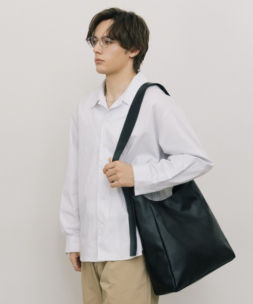 LURAKU（ルラク）の「【LURAKU】Synthetic Leather Big Shoulder Bag / シンセティックレザービッグショルダーバッグ（ショルダーバッグ・メンズ・ブラック・FREE）」の4枚目の写真