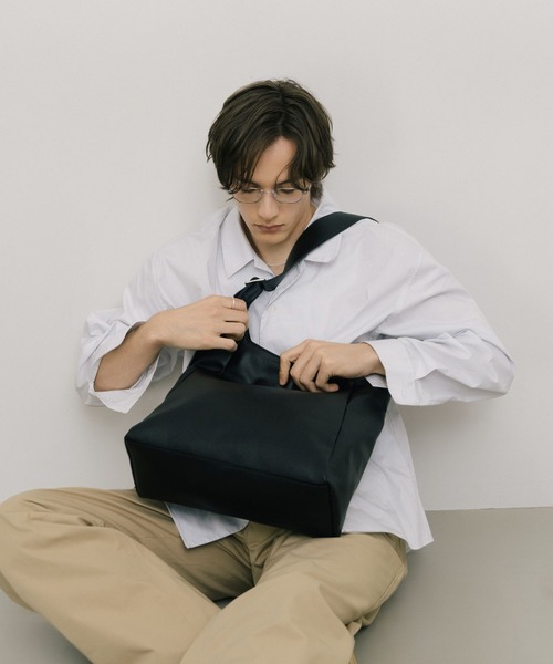 LURAKU（ルラク）の「【LURAKU】Synthetic Leather Big Shoulder Bag / シンセティックレザービッグショルダーバッグ（ショルダーバッグ・メンズ・ブラック・FREE）」の5枚目の写真