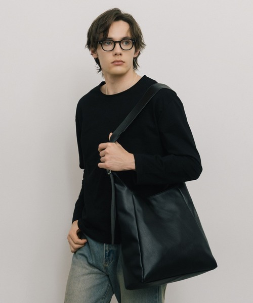LURAKU（ルラク）の「【LURAKU】Synthetic Leather Big Shoulder Bag / シンセティックレザービッグショルダーバッグ（ショルダーバッグ・メンズ・ブラック・FREE）」の8枚目の写真