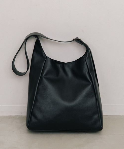 LURAKU（ルラク）の「【LURAKU】Synthetic Leather Big Shoulder Bag / シンセティックレザービッグショルダーバッグ（ショルダーバッグ・メンズ・ブラック・FREE）」の10枚目の写真