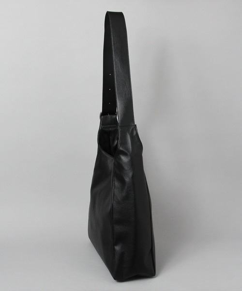LURAKU（ルラク）の「【LURAKU】Synthetic Leather Big Shoulder Bag / シンセティックレザービッグショルダーバッグ（ショルダーバッグ・メンズ・ブラック・FREE）」の13枚目の写真