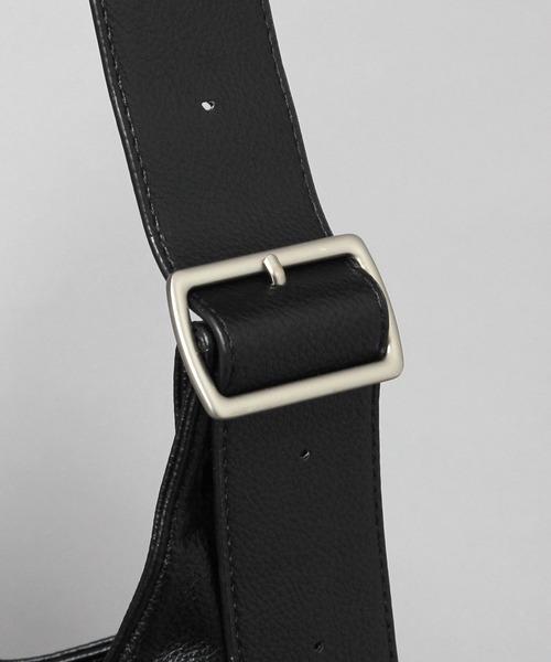 LURAKU（ルラク）の「【LURAKU】Synthetic Leather Big Shoulder Bag / シンセティックレザービッグショルダーバッグ（ショルダーバッグ・メンズ・ブラック・FREE）」の16枚目の写真
