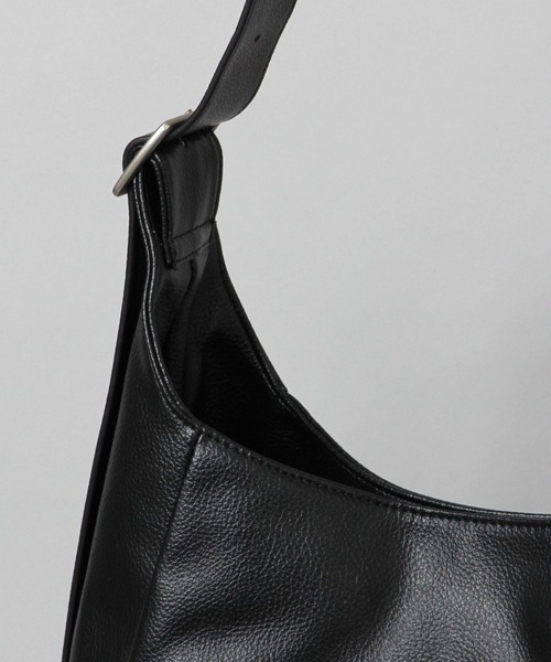 LURAKU（ルラク）の「【LURAKU】Synthetic Leather Big Shoulder Bag / シンセティックレザービッグショルダーバッグ（ショルダーバッグ・メンズ・ブラック・FREE）」の17枚目の写真